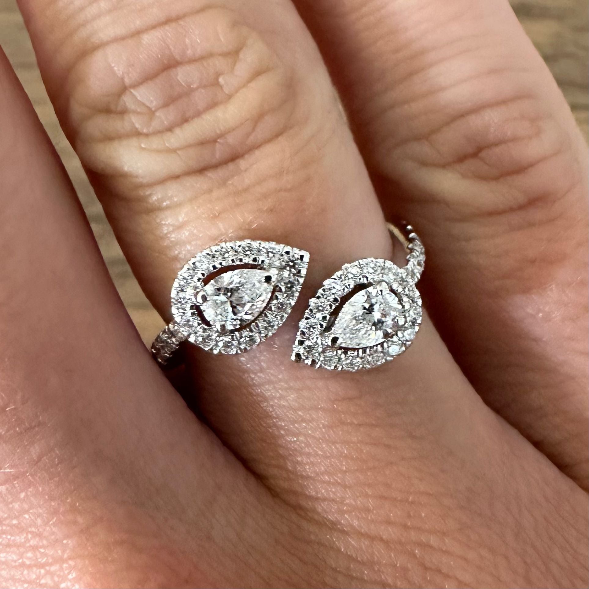 18ct White Gold Designer Pear Round Diamond Ring Product Code B468