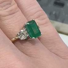 Load and play video in Gallery viewer, Emerald &amp; Diamond Yellow Gold Designer Ring - Product Code - E622
