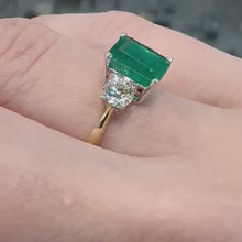 Load and play video in Gallery viewer, Emerald &amp; Diamond Yellow Gold Designer Ring - Product Code - E622
