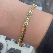Load and play video in Gallery viewer, 9ct Yellow Gold Patterned Bangle - Product Code - VX459
