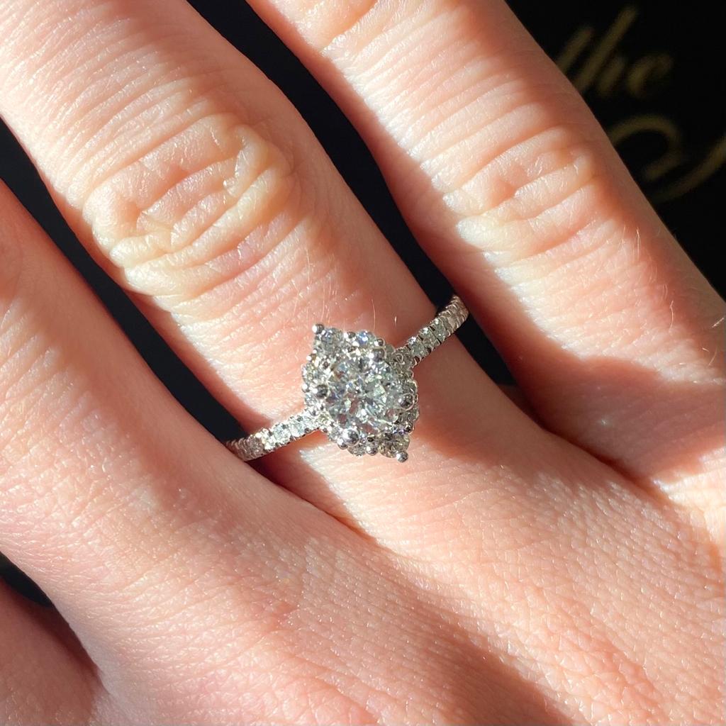 18ct White Gold Diamond Designer Ring - B451