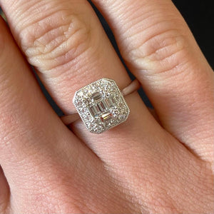 18ct White Gold Diamond Designer Ring - B452