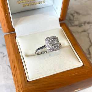 18ct White Gold Diamond Designer Ring - B452